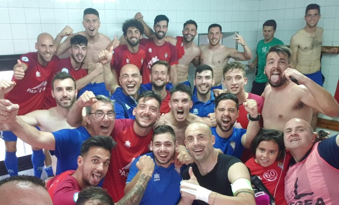 Jugadores y técnicos del CP Villarrobledo celebran el ascenso en el vestuario.